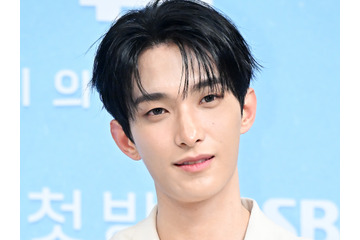 SEVENTEEN・ドギョム、“恋リア番組”の制作発表会に出席！ホワイトコーデで爽やかさ全開 画像