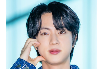 「パリが輝くのは彼の美貌のおかげ」BTS・JIN、“彫刻級”の容貌を存分に見せた単独撮影 画像