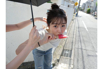 桜井日奈子、カレンダーのオフショットを公開！スイカバーにかじりつく姿が「神ショット」と反響！ 画像