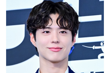 “大人の色気”にドキッ…俳優パク・ボゴム、乱れ髪×スーツの眼福ビジュアルに視線釘付け 画像