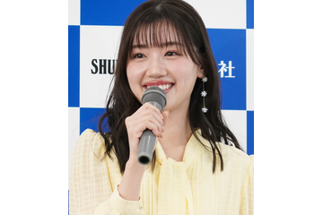 元日向坂46・佐々木美玲、海辺で魅せた“白ワンピ”姿を披露　透明感あふれるショットに反響 画像