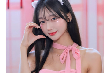 でかさ強調の前かがみポーズ！韓国人気チアが圧巻のスイムウェア姿を披露、シビれるプールサイドショット 画像