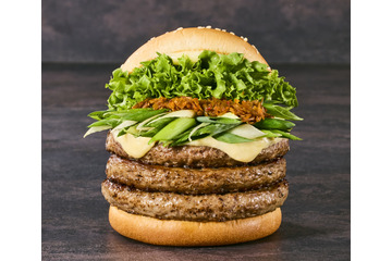 黒毛和牛パティを贅沢3枚重ね！フレッシュネスバーガー、「九条ネギと西京味噌バーガー」パティ増量して17日より販売 画像