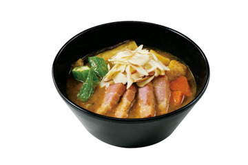 ココイチ、燻製の風味ふわりと香る「厚切りベーコンとスモークチーズのスープカレー」2月1日より販売！ 画像