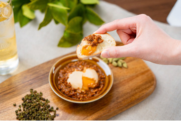 とろける卵黄と刺激的スパイス！酒がすすむおつまみ缶「K＆K缶つま」に新作が登場 画像