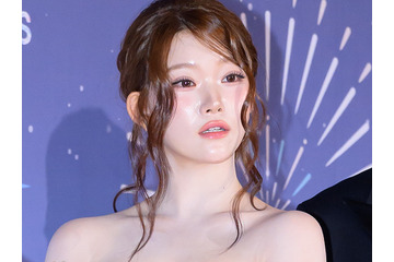 ふわふわな胸元にドキッ…日本人K-POPアイドル、“コルセット風衣装”で放つ大人の色香「見惚れた」 画像