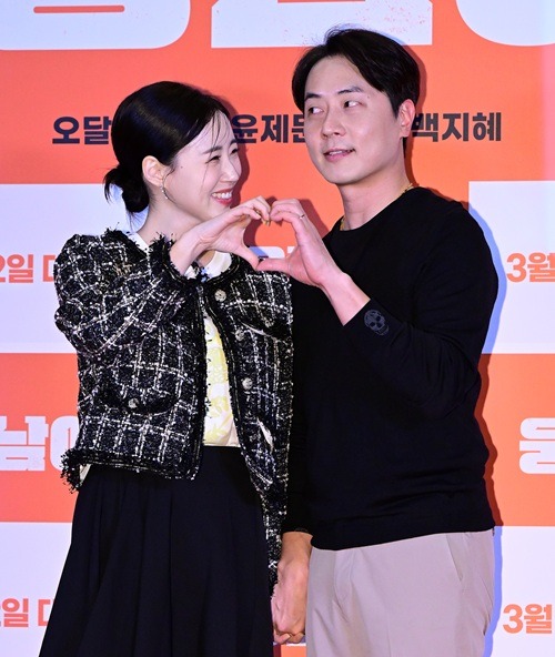 イ・ウンジュ（左）とアンディ