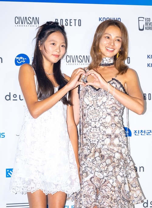 娘サランちゃん（左）とSHIHO