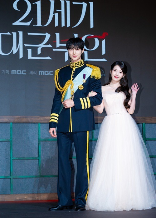 ビョン・ウソク(左)とIU