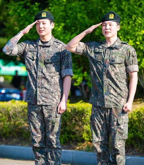 JUNG KOOK(左)とJIMIN