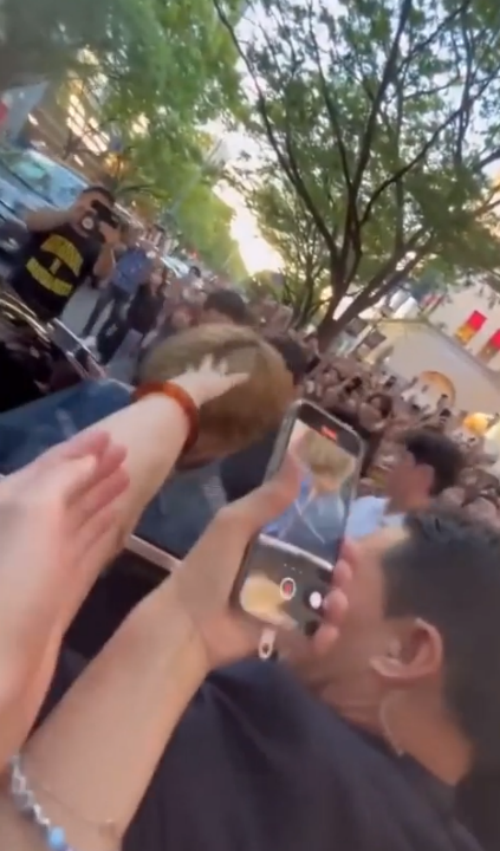 Vが髪をつかまれた瞬間