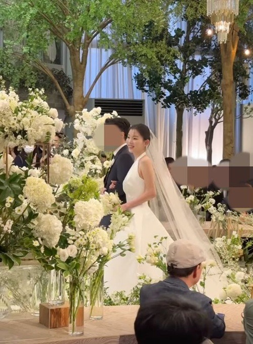 新郎と歩くジュニ