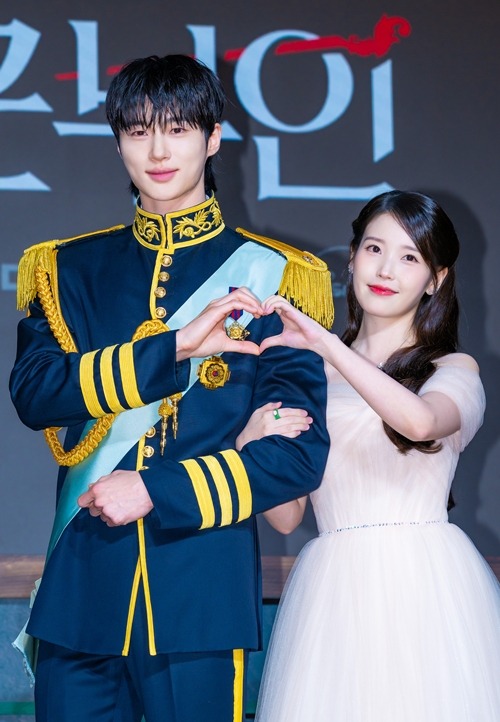 ビョン・ウソク（左）とIU