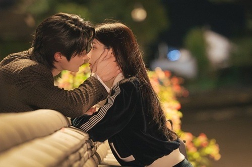 “塀キス”