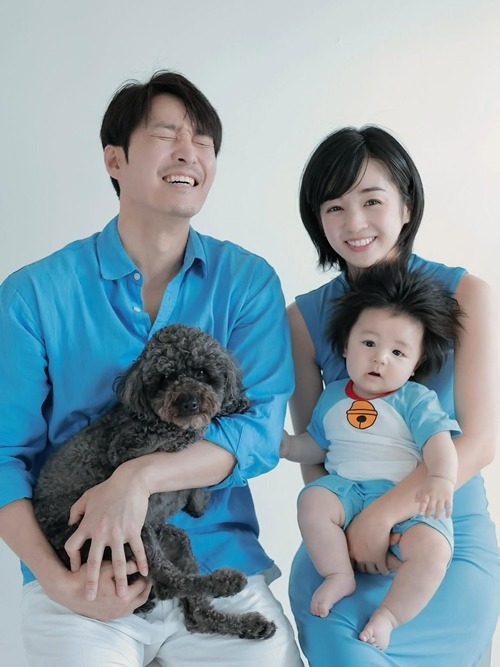 シム・ヒョンタク（左）とサヤさん、ハルくん