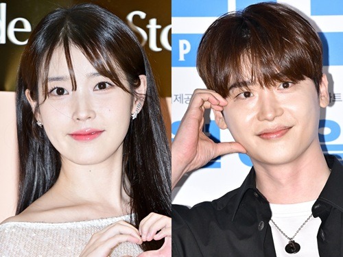 IU(左)とイ・ジョンソク