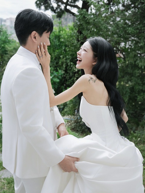 婚約者(左)とチェ・ジュンヒ