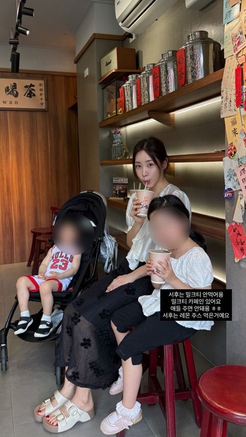 ミルクティーを飲むチェ・ヒと子どもたち