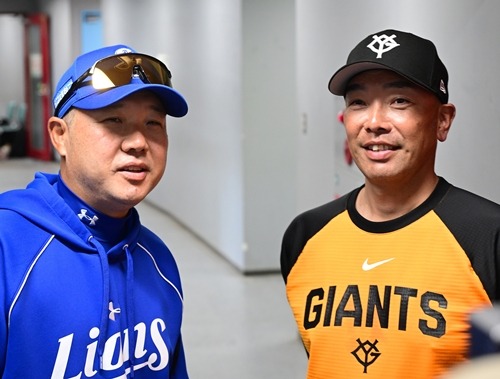 チェ・ウォンテ監督(左)と阿部監督