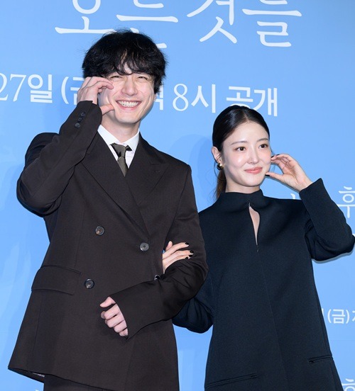 坂口健太郎（左）とイ・セヨン