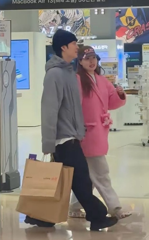 夫ヨン・ジュンヒョン(左)とヒョナ