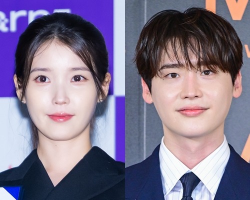 IU(左)とイ・ジョンソク