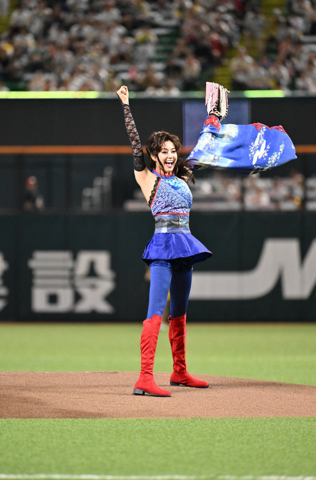 藤原紀香が“明治版キャッツアイ”の衣裳でPayPayドームに降臨!ノーバン投球に大歓声 - itotii