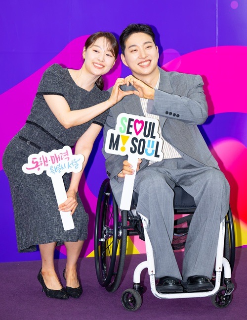 妻ソン・ジウン(左)とパク・ウィ