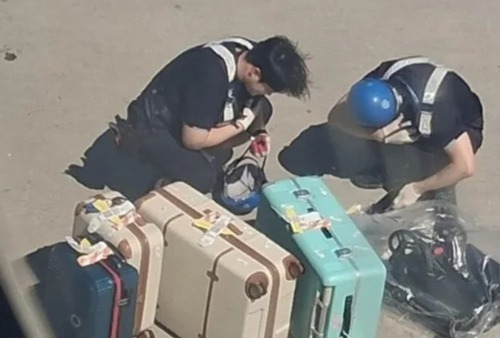 パク・スホン一家の荷物を機体から降ろす様子