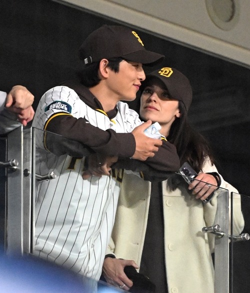 ソン・ジュンギ(左)と妻