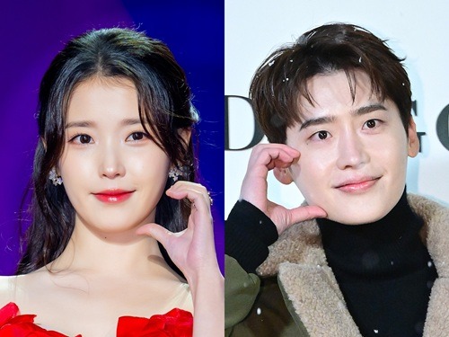 IU(左)とイ・ジョンソク
