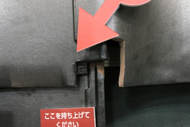 ずれ落ちたりしないように滑り止め加工が施されている。他にも瓦と瓦がツメやアームによるジョイント構造になっていたり、地震や強風に負けない防災機能を備えている(撮影:防犯システム取材班)