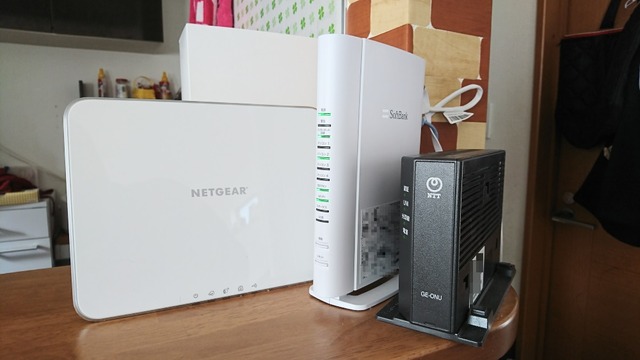 自宅のルーターと接続した「Arlo」のベースステーション。後にカメラとのWi-Fi接続の改善を目的にLANケーブルを延長し、窓際にベースステーションを移動した(撮影:防犯システム取材班)
