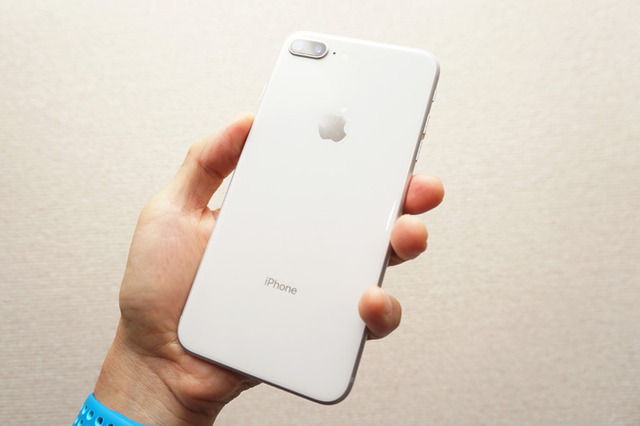 iPhone 8 Plus/シルバーの本体背面。リアパネルはホワイトの地の上に強化ガラスを配置している。側面のアルミフレームがシルバーであるがゆえに、カラバリの名前をシルバーとしているのだろう