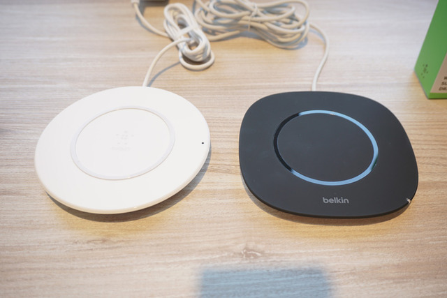 右が5W対応の「Boost↑Up Qi Wireless Charging Pad」