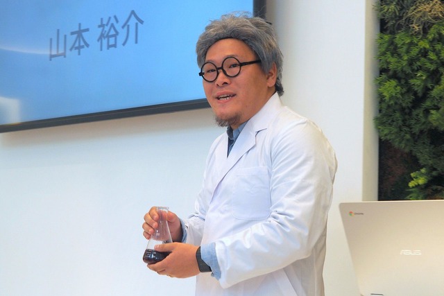 ハロウィンということで、科学者に仮装して記者説明会に登壇したGoogle ブランドマーケティングマネージャーの山本裕介氏