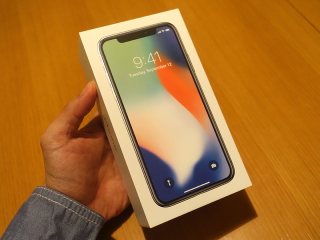 「iPhone X」の外箱。iPhone Xの画面が立体的に印刷されている