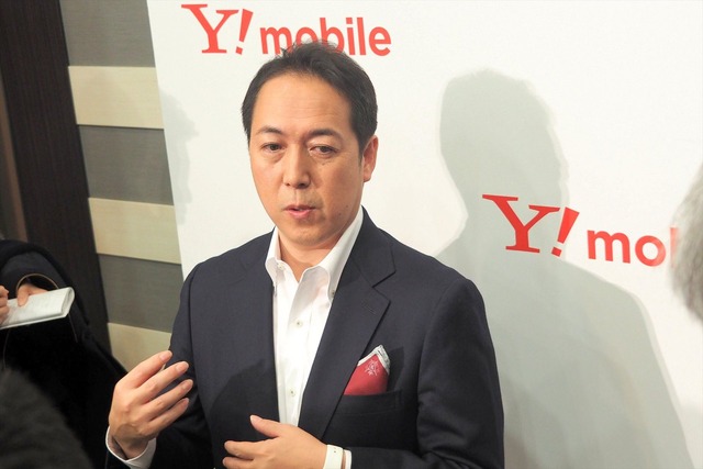 囲み取材に応じる、ソフトバンク執行役員 プロダクト＆マーケティング統括 Y!mobile事業推進本部 本部長の寺尾洋幸氏