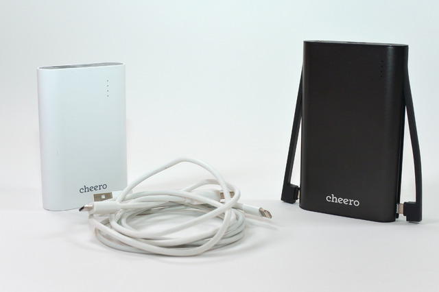 モバイルバッテリーとケーブルを持ち歩いていましたが、初めからケーブル付きのモバイルバッテリー「cheero Twintail」に変え、ケーブルをそぎ落としました