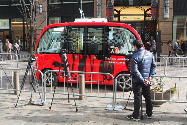 シンメトリーの構造で、どちらが先頭でも走行できる。車両には合計8つものセンサーを搭載している