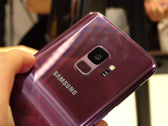 S9はシングルレンズのカメラ。カメラユニットの真下に指紋認証のセンサーを配置した