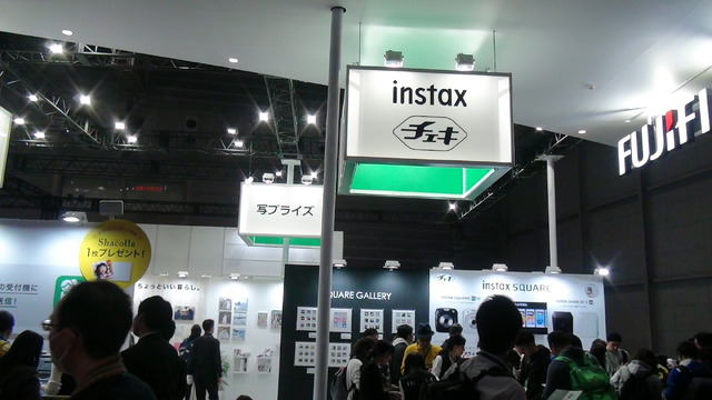 富士フイルムブースで大きなスペースをとっているinstaxチェキ