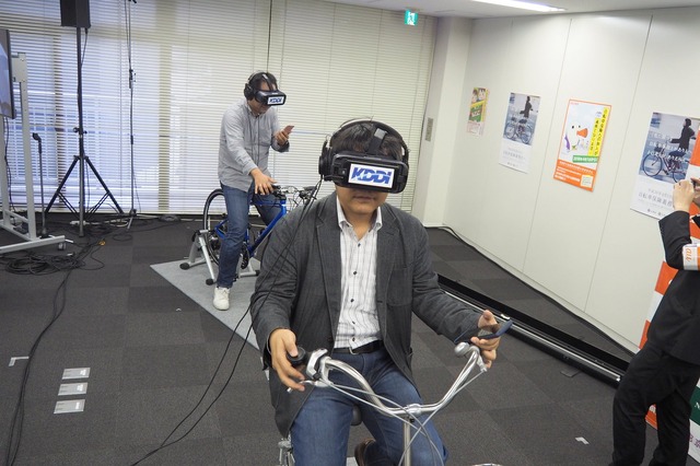 説明会終了後、来場した記者たちもVRを体験した