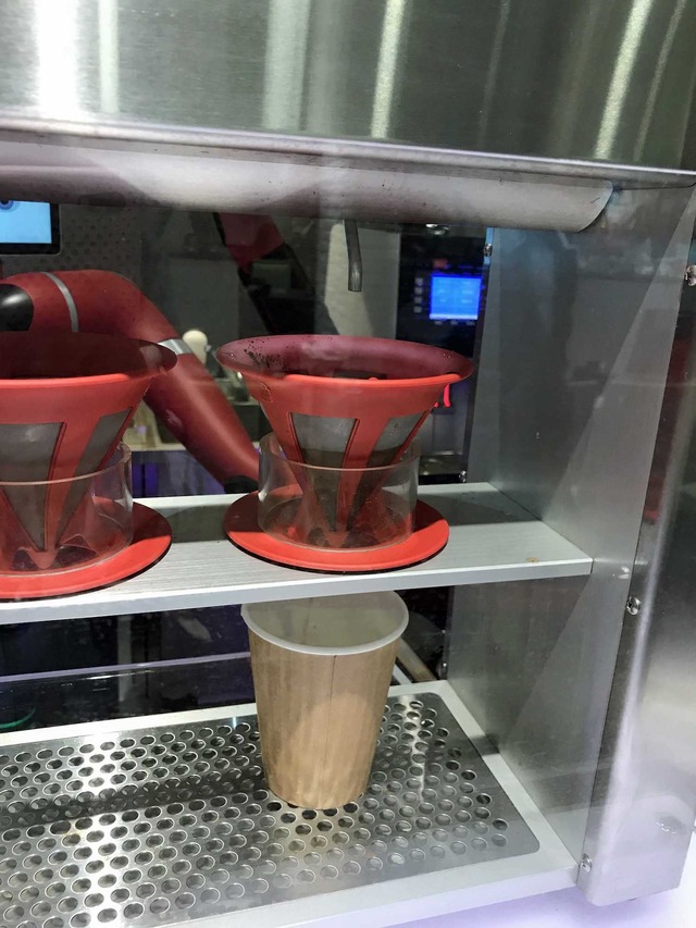 バリスタマシンの上からお湯が出てきてコーヒーが抽出される仕組み