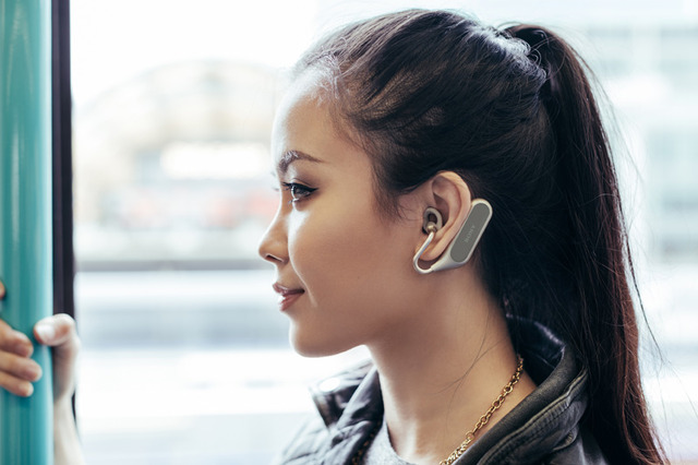 両耳に装着するスマートイヤホン「Xperia Ear Duo」