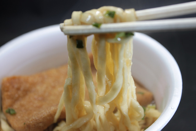 さて、試食っす! こちらも液体つゆと同じく麺がうまそーっす!
