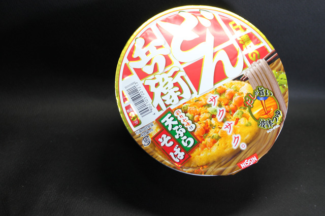 こちらが日清食品「どん兵衛 天ぷらそば」。あとのせサクサクだぜ！　実はワタシの年越しはここ数年コイツだったりします。独りで。いいだろ別に！