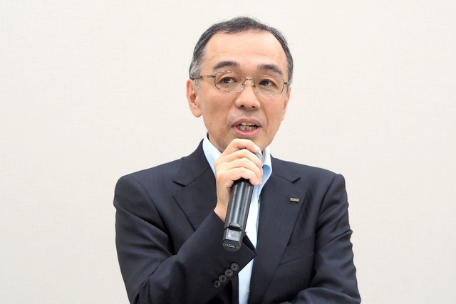 KDDI 商品企画本部長の山田靖久氏