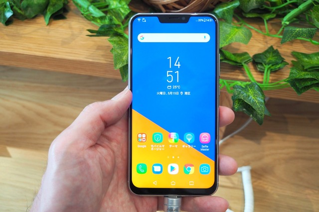筐体のギリギリまで液晶が迫る。フレームが丸みを帯びているため、持ち手側で誤操作してしまう心配もなさそうだ。ディスプレイにはCorning Gorillaガラス3を採用した