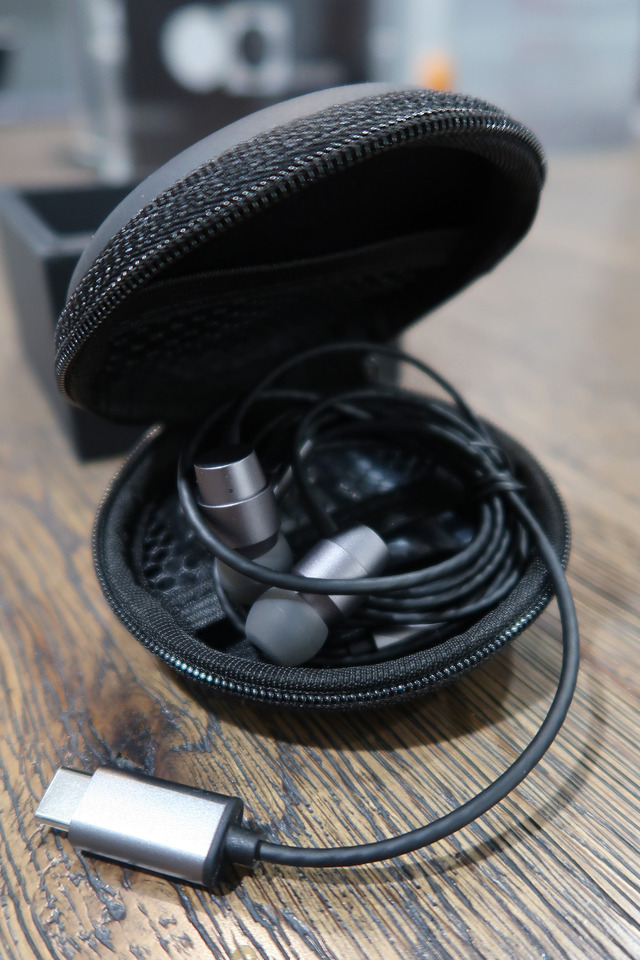 Essential Phoneにはヘッドフォンコネクタがありませんので、アクセサリーとして「Earphones|Mini」というUSB-typeCコネクタ用のヘッドフォンも販売されています